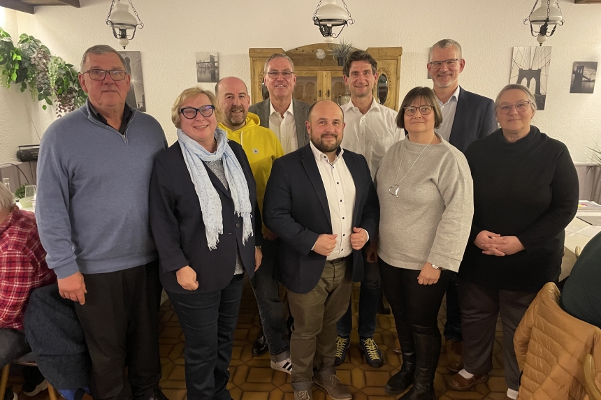 Foto: Die Kandidatinnen und Kandidaten der CDU fr den Kreistag im Wahlkreis 4: (von links) Gnter Bl, Gabi Kapp, Markus Schlfer, Andreas Metz, Georg Sommer, Armin Gattung. Es fehlen Florian Knig und Antonio Trezza. Das Bild ergnzen die Ortsvorsitzen